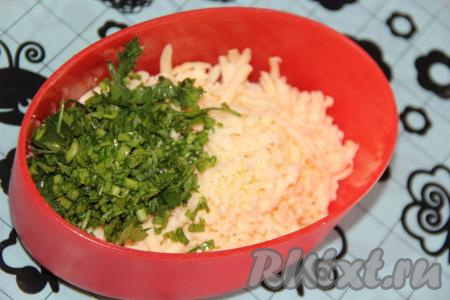 Сыр натереть на крупной тёрке, зелень вымыть и мелко порубить. Соединить сыр и зелень, хорошо перемешать и начинка для чебуреков готова.