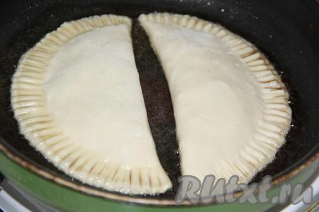 В сковороду влить столько растительного масла, чтобы оно полностью покрыло дно сковороды. Хорошо разогреть масло, а затем выложить чебуреки в сковороду.