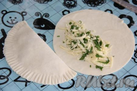 Накрыть начинку второй половинкой круга и тщательно скрепить края теста. Я скрепила тесто вилкой. Аналогично сформировать все чебуреки.