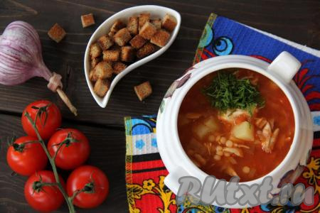 Вкусный и ароматный куриный суп с кускусом готов, можно подать его с ржаными или белыми сухариками.