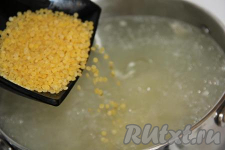 Добавить картофель и кускус в кипящий бульон, снова довести до кипения, уменьшить огонь и варить 15 минут.