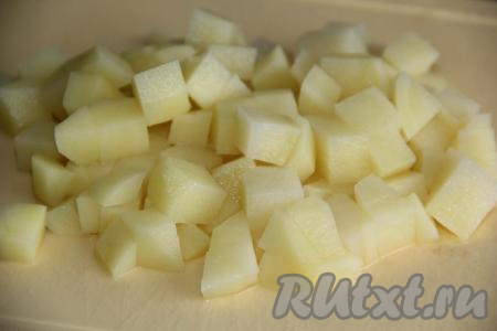 Картофель очистить и нарезать средними кубиками.