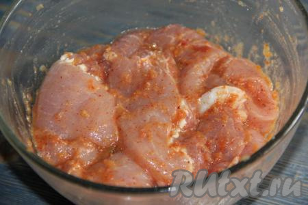 Тщательно смазать кусочки мяса маринадом и оставить на пару часов (можно на ночь)  в холодильнике.