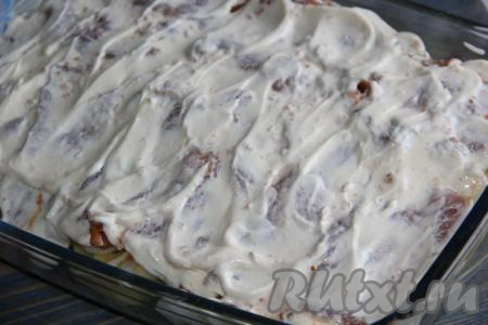 Вылить в форму 0,5 стакана воды. Выложить получившийся соус из сметаны и майонеза поверх мяса и разровнять.