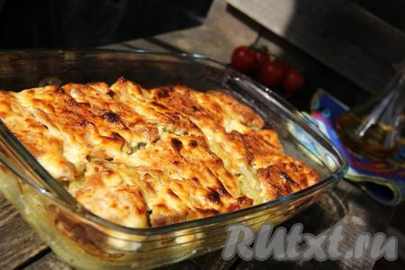 Поставить форму с картошкой и мясом в разогретую духовку и готовить при температуре 180 градусов 1 час при нижнем нагреве духовки. На поверхности мяса появится красивая, румяная корочка. Вынуть картофель, запеченный со свининой, из духовки и подать к столу в горячем виде. Блюдо получается аппетитным, сытным и очень вкусным, попробуйте!