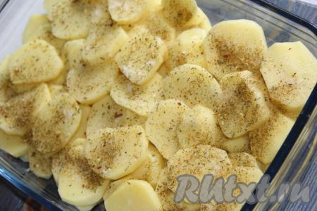 Посолить картошку и добавить специи для картофеля.