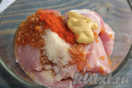 Кусочки мяса выложить в глубокую ёмкость, добавить составляющие маринада: аджику, горчицу, соль и паприку.