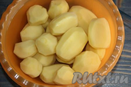 Картофель очистить.