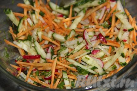 Овощи слегка посолить и хорошо перемешать.