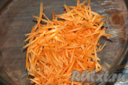 Морковь очистить и натереть на тёрке для моркови по-корейски.