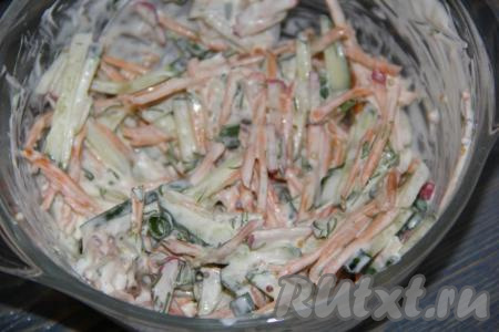 Заправить салат и хорошо перемешать.
