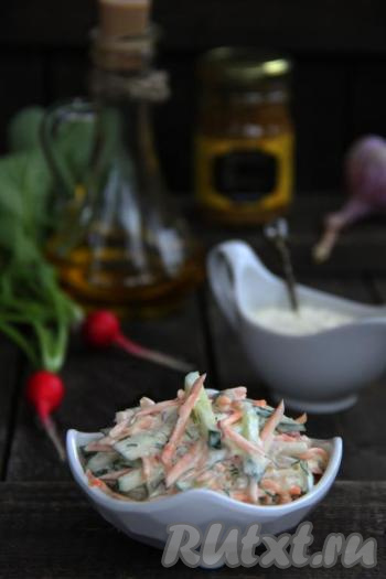 Подать вкусный, пикантный салат из моркови, редиса и огурца к столу.