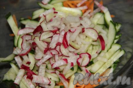 Редиску вымыть и нарезать на брусочки.