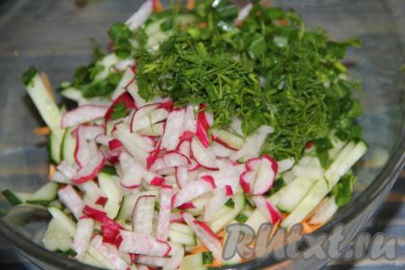 Зелень вымыть, обсушить и мелко порубить. Соединить морковь, огурцы, редиску и зелень.