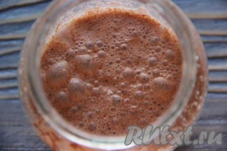 В чашу блендера влить молоко и добавить шоколадную пасту. Взбить массу до однородного состояния.