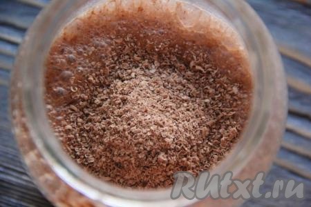 Затем добавить тёртый шоколад и ещё раз взбить на низкой скорости.