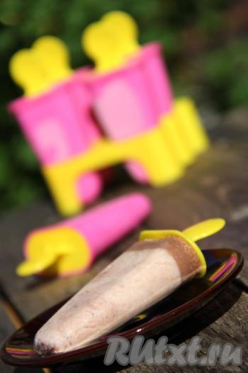 Готовое мороженое достать из стаканчиков и подать к столу. Приготовить мороженое из шоколадной пасты и молока в домашних условиях совсем несложно, а его нежный вкус, наверняка, понравится всей семье.