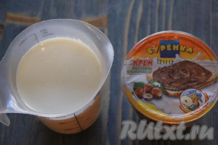 Подготовить продукты для приготовления мороженого из шоколадной пасты.