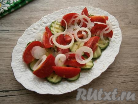 Сверху разложить нарезанные дольками помидоры, на них - тонкие кольца репчатого лука. Для этого салата лучше брать сорта сладкого&nbsp;лука (без горечи).&nbsp;