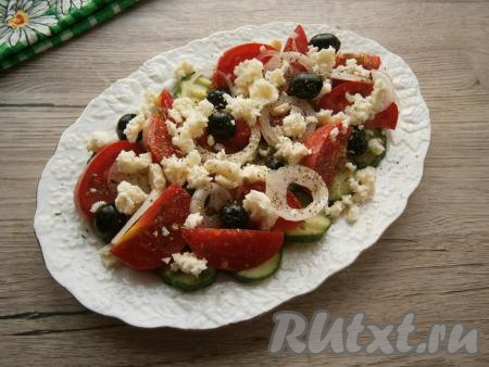 Салат немного подсолить, сверху&nbsp;раскрошить брынзу. Поперчить по вкусу.