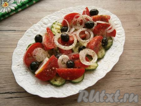 Далее выложить маслины, полить салат оливковым маслом, сбрызнуть лимонным соком и посыпать сушеным орегано.