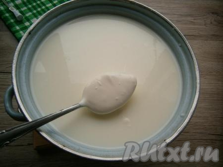 Молоко комнатной температуры влить в кастрюлю, добавить сметану, перемешать. Сметана в молоке полностью не растворится - ничего страшного.