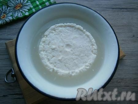 Холодную очищенную воду размешать с солью. Сыр извлечь из контейнера и поместить в рассол на 3-4 часа.