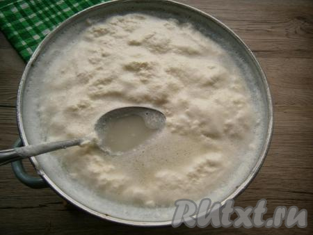 Поставить кастрюлю на сильный огонь, довести смесь молока и сметаны до кипения. Пару раз можно перемешать. Как только смесь молока и сметаны начнет закипать, всыпать лимонную кислоту и огонь убавить до минимального. Молоко сразу должно свернуться, творог отделится от сыворотки. Газ выключить.