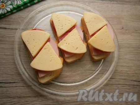 На помидоры выложить&nbsp;ломтики твердого сыра.