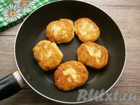 Влажными руками сформировать&nbsp;небольшие сырники (они отлично лепятся). Каждый сырник со всех сторон обвалять в муке. На сковороде разогреть растительное масло, выложить сырники и жарить на среднем огне с двух сторон до румяного цвета (по 2-3 минуты с каждой стороны).