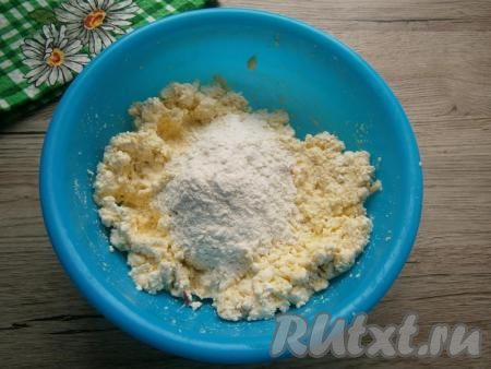 Добавить в творожную массу 2 столовые ложки муки, перемешать. Масса должна получиться густой и липкой, но при этом держащей форму. Много муки не добавляйте, сырники этого не любят.