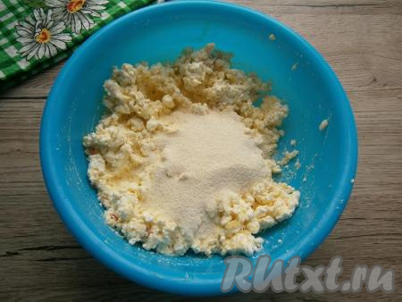 Снова перемешать и всыпать манную крупу. Еще раз массу перемешать, оставить минут на 15-20.