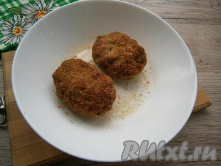 Обжарить котлеты на разогретом растительном масле на среднем огне до румяного цвета с двух сторон. Затем котлеты нужно довести до готовности в разогретой духовке при температуре 180 градусов в течение 10&nbsp;минут или в микроволновке в течение 2 минут при мощности 750 Ватт. Я довела котлетки до готовности в микроволновке, поместив их в емкость, пригодную для СВЧ.