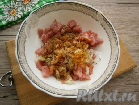 Добавить соль, специи, черный молотый перец.