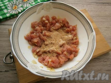 Теперь фарш нужно тщательно вымешать. Для этого его нужно энергично отбивать руками и "жмакать", пока фарш не станет вязким. Далее добавить 1 столовую ложку панировочных сухарей, еще раз фарш хорошенько перемешать.