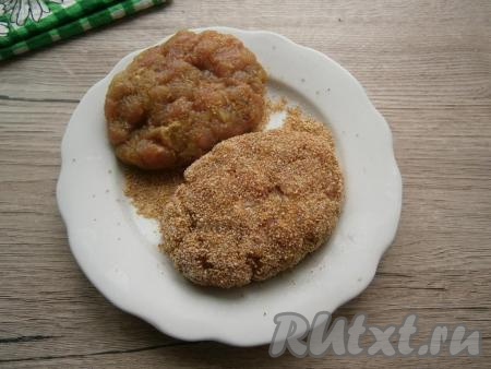 Сформировать влажными руками котлеты (я обычно делаю их большими), обвалять в панировочных сухарях.