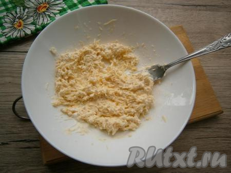 Хорошенько перемешать сырную массу.