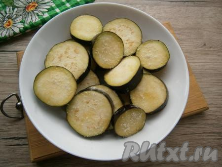 Нарезать баклажаны кружочками толщиной около 1 см, посолить и оставить минут на 30.