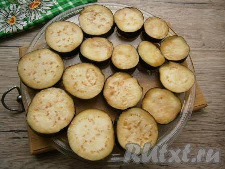 Затем промыть баклажаны водой, обсушить и выложить их в один слой на тарелку из микроволновки.