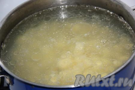 Сварить мясной бульон, для этого свинину залить 2,5 литрами воды, поставить на огонь и варить мясо в течение&nbsp;45 минут с момента закипания на небольшом огне. В итоге у меня получилось 2 литра мясного бульона. Затем вареное мясо вынуть, а в горячий бульон добавить нарезанный картофель и варить на небольшом огне до готовности картошки (минут 20).