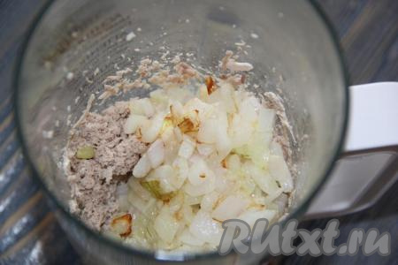 Затем добавить к мясу жареный лук.&nbsp;
