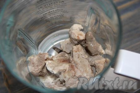 В чашу блендера выложить мясо, отделив его от костей (если косточки есть).