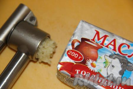 Перемешать суп и на медленном огне довести до кипения. Чеснок очистить и пропустить через пресс.