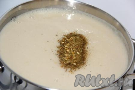 Готовую пюреобразную массу вылить в кастрюлю с бульоном, посолить, добавить специи для картофеля.