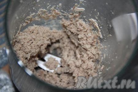 Измельчить мясо в пюре.