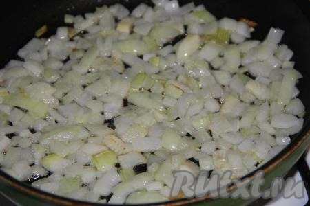 Обжарить лук, помешивая, до золотистого цвета на сковороде с добавлением растительного масла на среднем огне.
