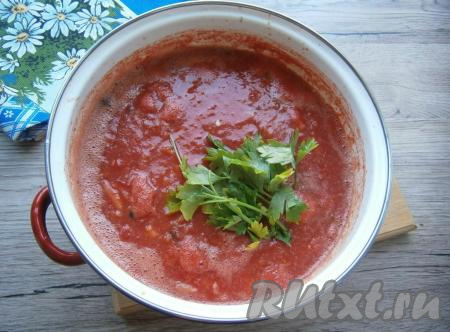 Перемешать томатную массу и добавить половину пучка зелени петрушки.
