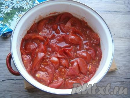 Помидоры (спелые и сочные) нарезать, сложить в кастрюлю и на небольшом огне проварить около 15 минут.