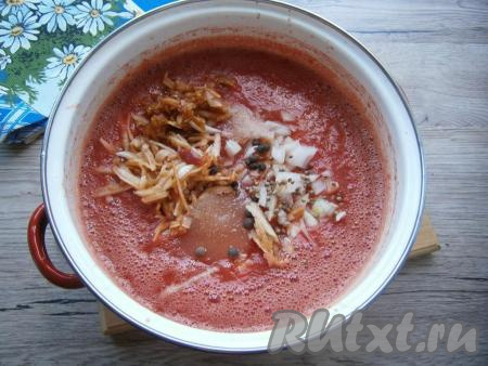 Сюда же добавить соль, сахар, перец черный и душистый горошком, зерна кориандра.