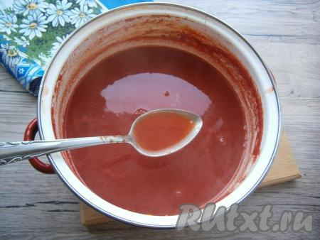Томатный сок перелить в кастрюлю, влить уксус, проварить его на слабом огне 5 минут с момента закипания.